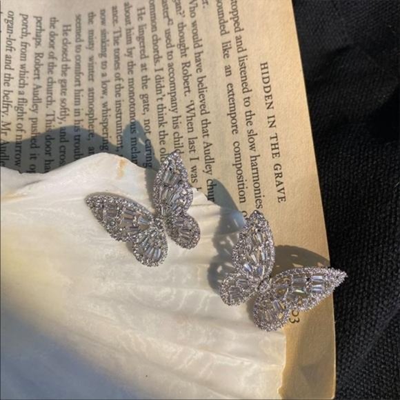 NEW 18K WHITE GOLD DIAMOND BUTTERFLY EARRINGS - Picture 5 of 7